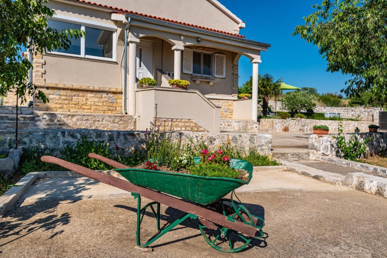 Holiday Home Ante With Beautiful Private Garden Nadin Extérieur photo