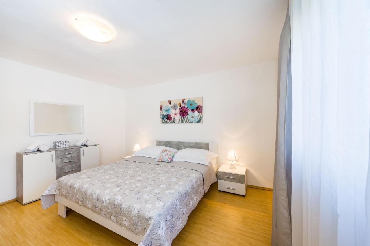 Holiday Home Ante With Beautiful Private Garden Nadin Extérieur photo