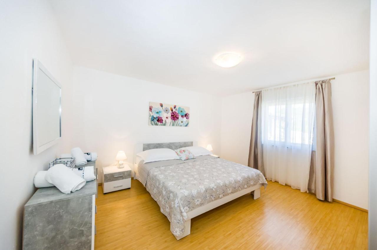 Holiday Home Ante With Beautiful Private Garden Nadin Extérieur photo